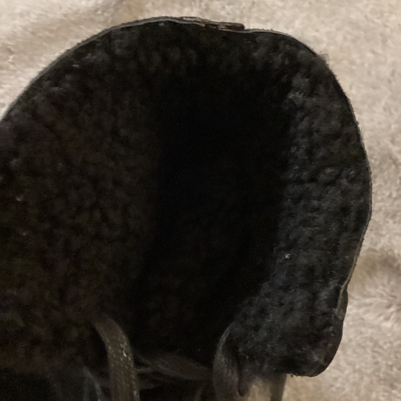 NWOT black suede lace up, fur lined ankle boot size 36 - Picture 3 of 6